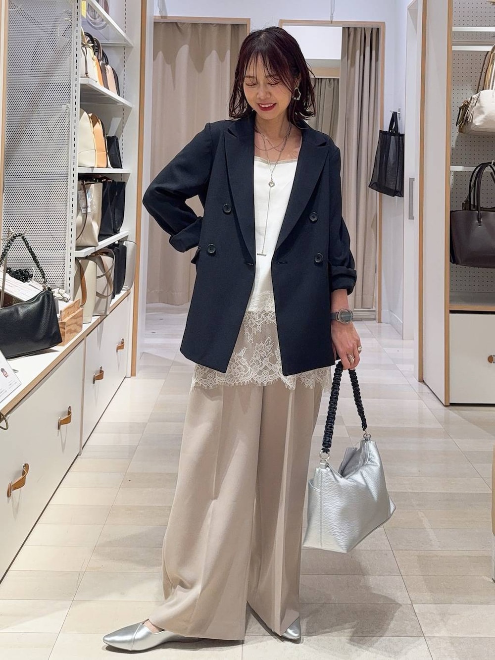 ブラック系のローファー、ブラック系のボストンバッグ、ブルー系のテーラードジャケットを着用したレディースの冬コーディネートの5枚目の写真