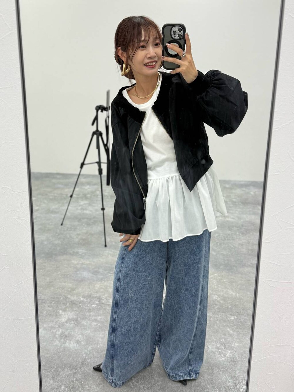 ブラック系のTシャツ/カットソー、グレー系のスカート、ブラック系のブーツを着用したレディースの秋コーディネートの3枚目の写真