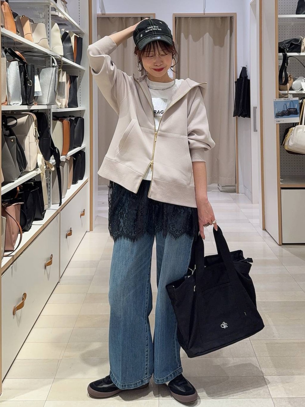 ブルー系のデニムパンツ、ブルー系のデニムパンツ、ブルー系のニット/セーターを着用したレディースの春コーディネートの3枚目の写真