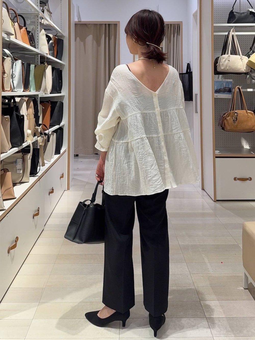 その他のパンプス、ホワイト系のその他アウター、ブラック系のその他パンツを着用したレディースの春コーディネートの9枚目の写真