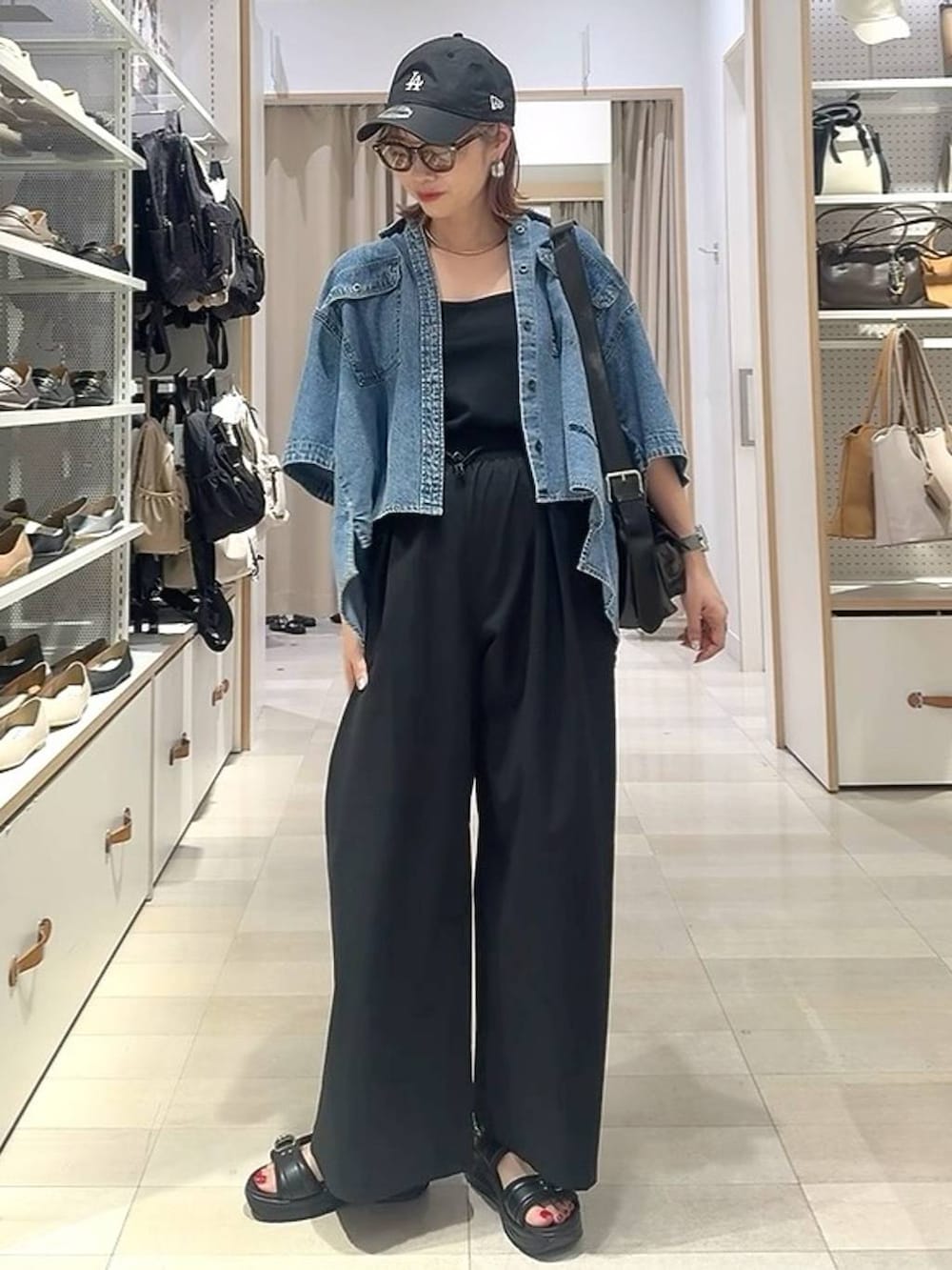 ホワイト系のTシャツ/カットソー、ブルー系のシャツ/ブラウス、ブラック系のスカートを着用したレディースの夏コーディネートの3枚目の写真