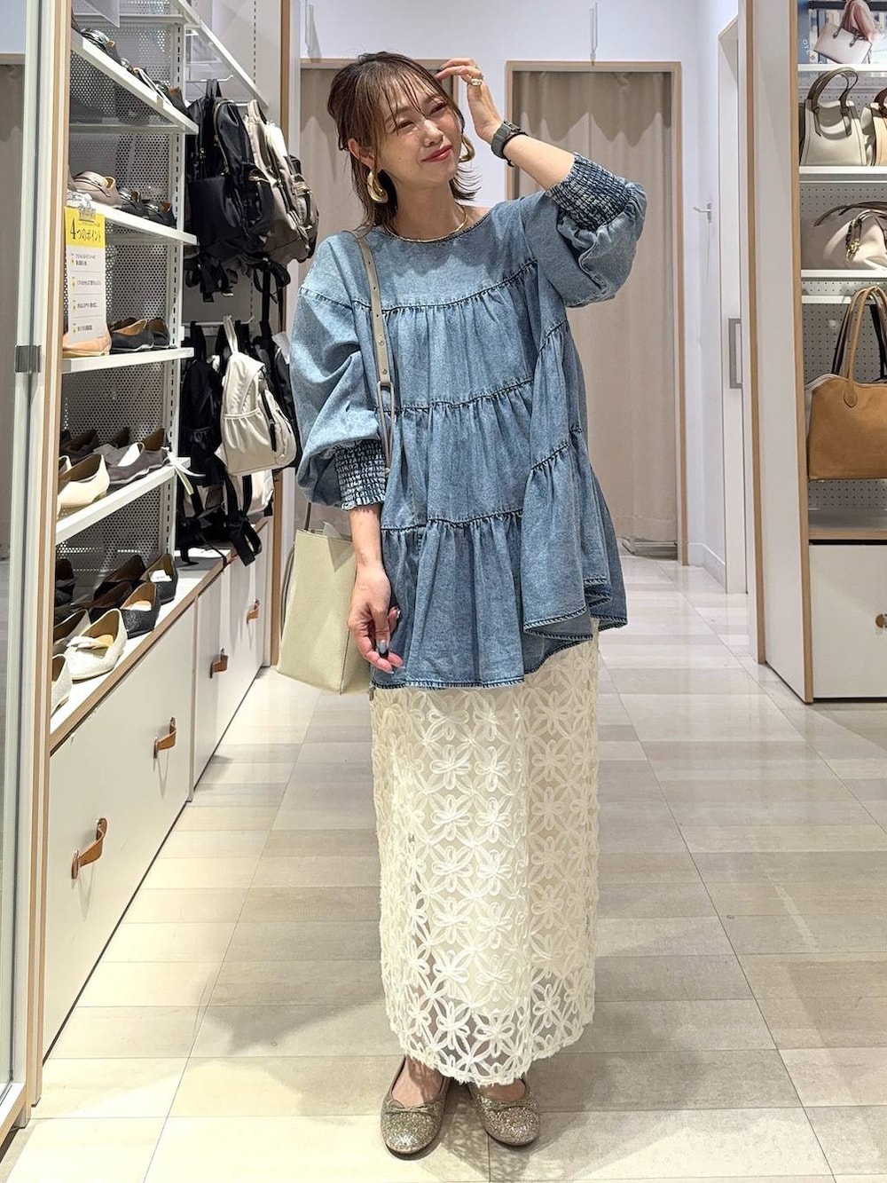 ブルー系のデニムパンツ、ブラック系のその他パンツ、ベージュ系のつなぎ/オールインワンを着用したレディースの夏コーディネートの3枚目の写真