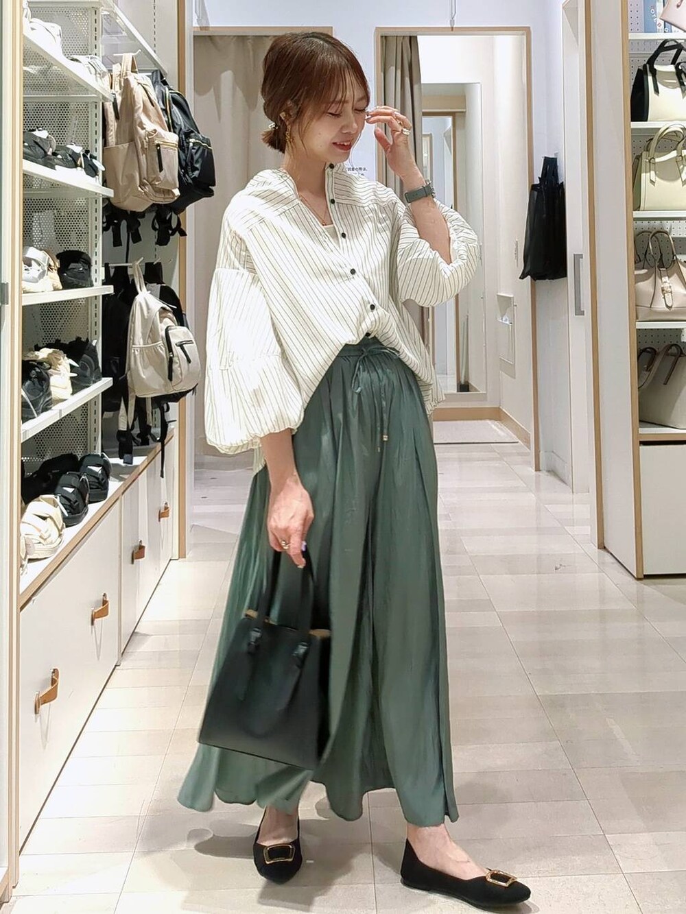 ブラック系のバレエシューズ、ブラック系のショルダーバッグ、ブラック系のシャツ/ブラウスを着用したレディースの春コーディネートの2枚目の写真