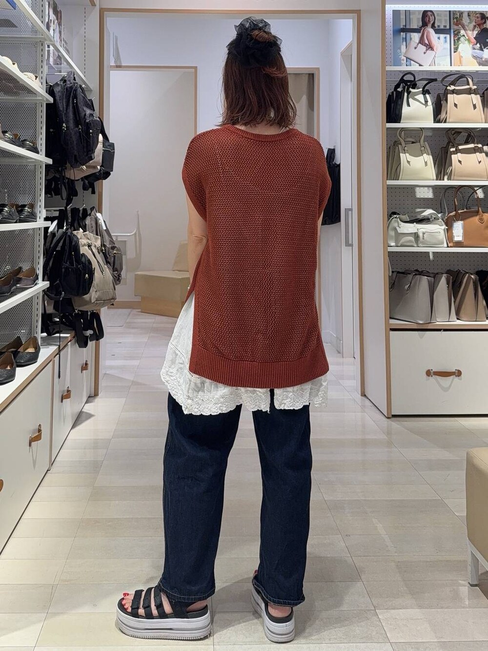 ブルー系のデニムパンツ、ベージュ系のキャミソール、ブラウン系のTシャツ/カットソーを着用したレディースの夏コーディネートの7枚目の写真