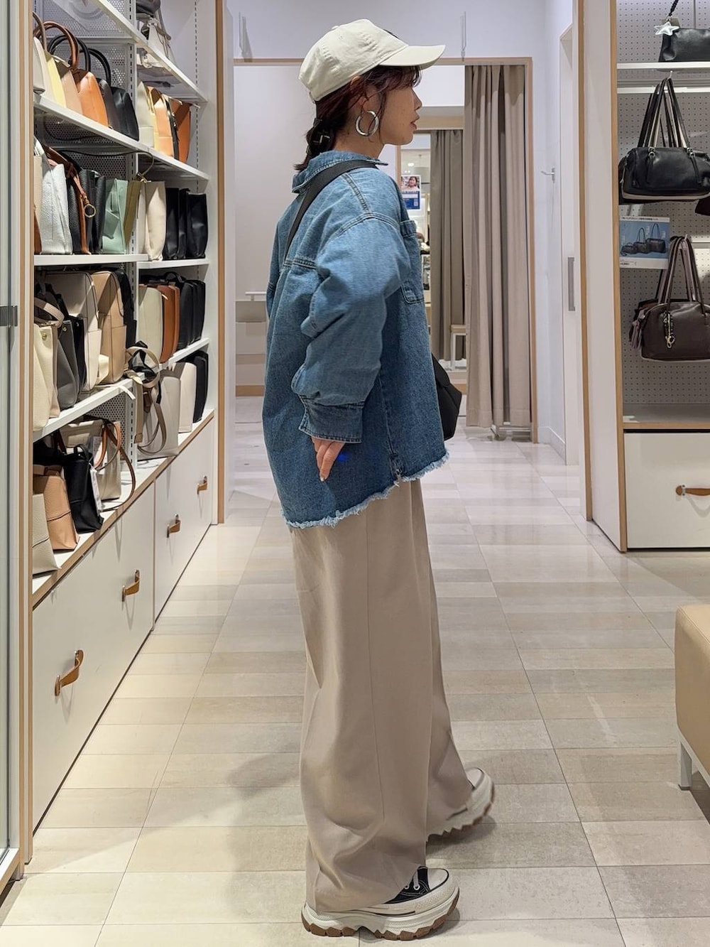 ベージュ系のその他パンツ、ブルー系のシャツ/ブラウス、ブラウン系のTシャツ/カットソーを着用したレディースの春コーディネートの4枚目の写真