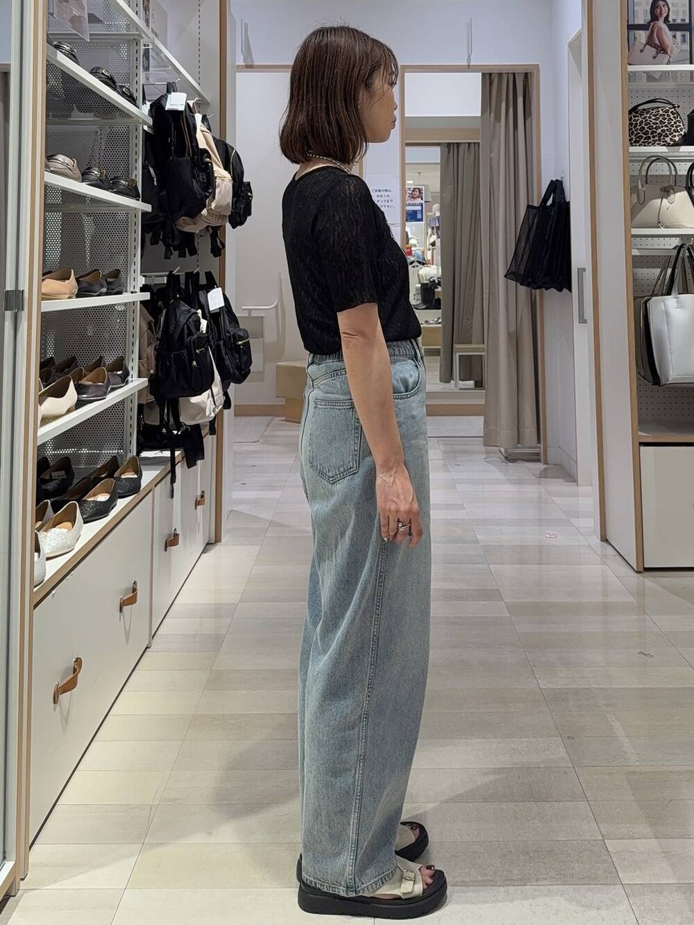 ブルー系のデニムパンツ、ホワイト系のキャミソール、ブラック系のキャミソールを着用したレディースの夏コーディネートの7枚目の写真