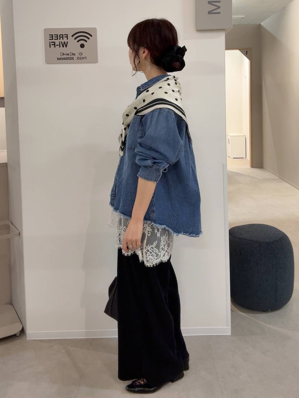 ブルー系のシャツ/ブラウス、ホワイト系のキャミソール、ブラック系のその他パンツを着用したレディースの春コーディネートの3枚目の写真