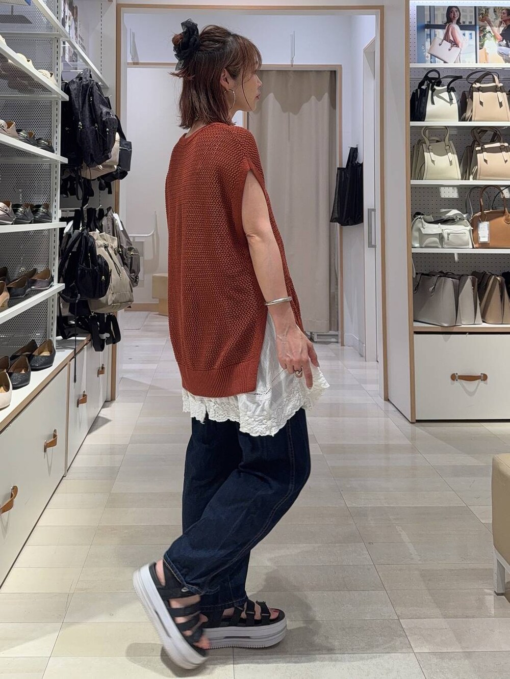 ブルー系のデニムパンツ、ベージュ系のキャミソール、ブラウン系のTシャツ/カットソーを着用したレディースの夏コーディネートの6枚目の写真