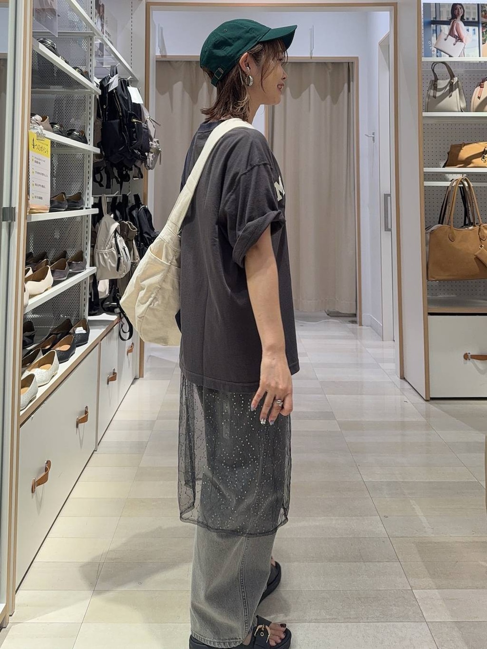 「GLOBAL WORK、きれいめ、ベーシック/シンプル、着痩せ・細見え、ママコーデ、体型カバー、カジュアル」｜「GLOBAL WORKのGOODデニムバギーパンツ/118365（デニムパンツ、グレー系）」を使った、せこ子さん（レディース・159cm）の夏コーディネートの3枚目の写真