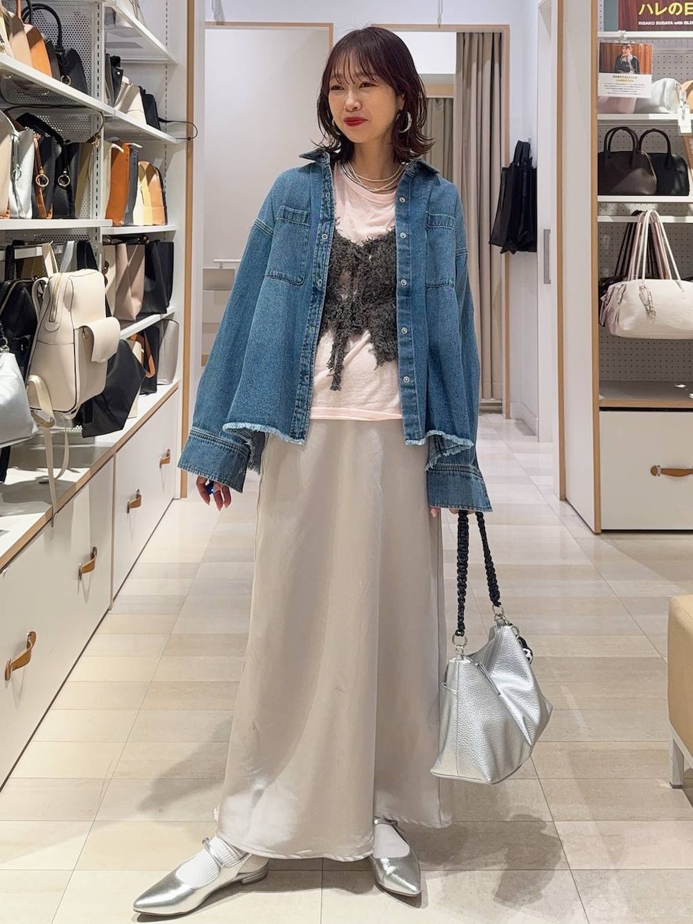 ピンク系のTシャツ/カットソー、ブルー系のシャツ/ブラウス、グレー系のスカートを着用したレディースの冬コーディネートの2枚目の写真