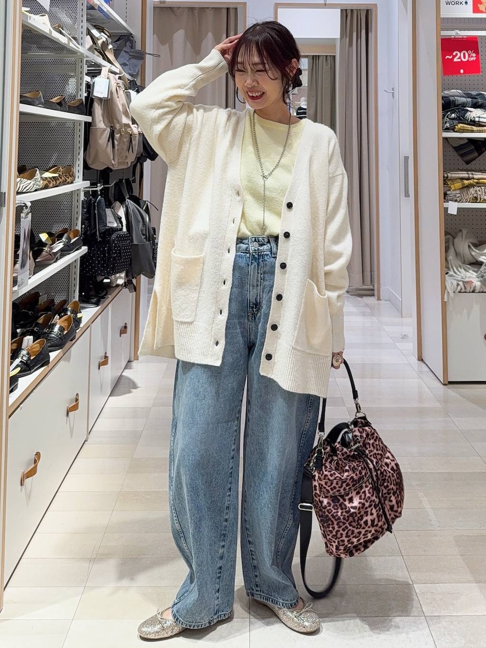 ゴールド系のバレエシューズ、ホワイト系のカーディガン/ボレロ、イエロー系のニット/セーターを着用したレディースの冬コーディネートの2枚目の写真