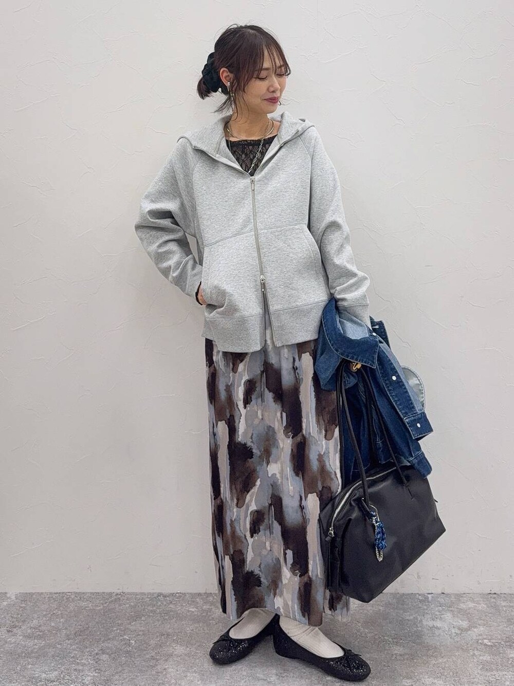 ブラック系のバレエシューズ、ブラック系のボストンバッグ、ブラック系のTシャツ/カットソーを着用したレディースの冬コーディネートの2枚目の写真