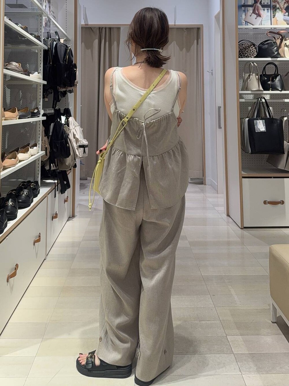 ホワイト系のタンクトップ、イエロー系のショルダーバッグ、ホワイト系のシャツ/ブラウスを着用したレディースの夏コーディネートの7枚目の写真