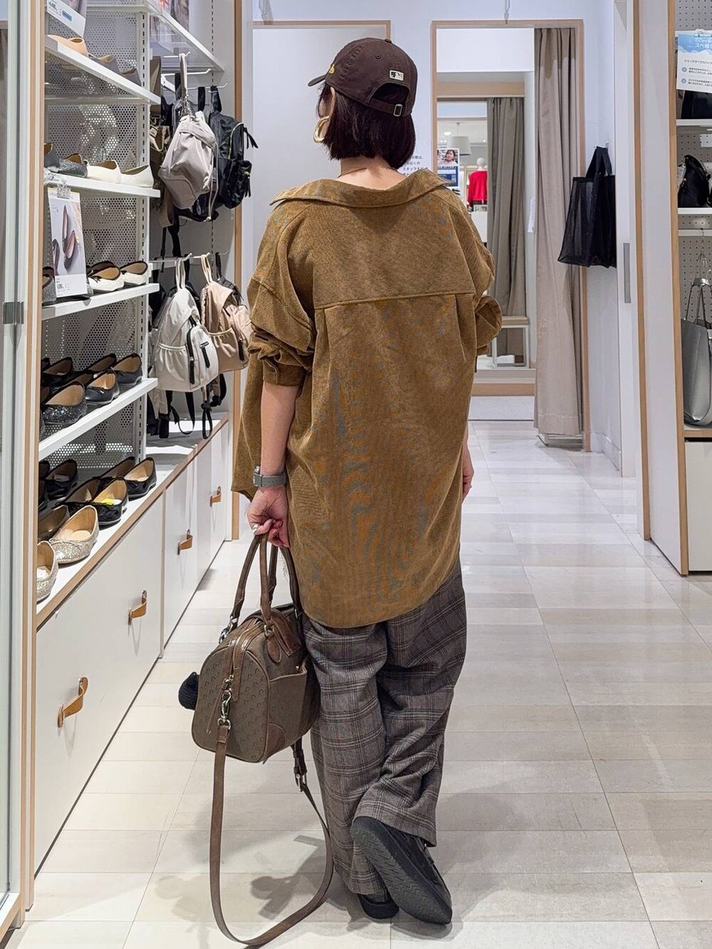 ブラック系のローファー、グリーン系のボストンバッグ、イエロー系のシャツ/ブラウスを着用したレディースの秋コーディネートの5枚目の写真