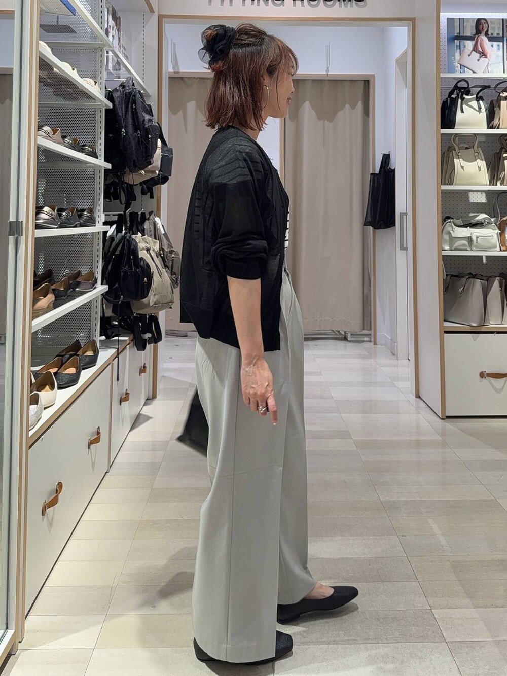 ブラック系のパンプス、ブラック系のショルダーバッグ、グレー系のその他パンツを着用したレディースの夏コーディネートの5枚目の写真