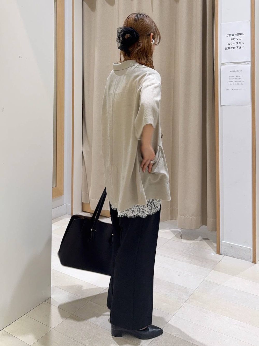 ブラック系のパンプス、ブラック系のトートバッグ、ブラック系のその他パンツを着用したレディースの夏コーディネートの4枚目の写真