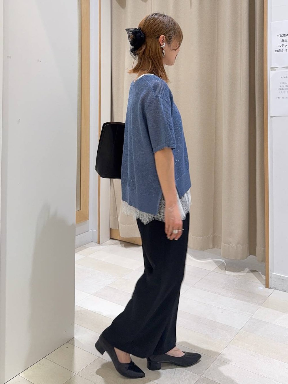 ブラック系のパンプス、ブラック系のトートバッグ、ブラック系のその他パンツを着用したレディースの春コーディネートの7枚目の写真