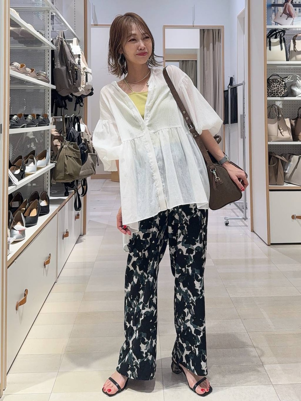 ブラック系のキャミソール、ホワイト系のシャツ/ブラウス、ベージュ系のその他パンツを着用したレディースの夏コーディネートの3枚目の写真