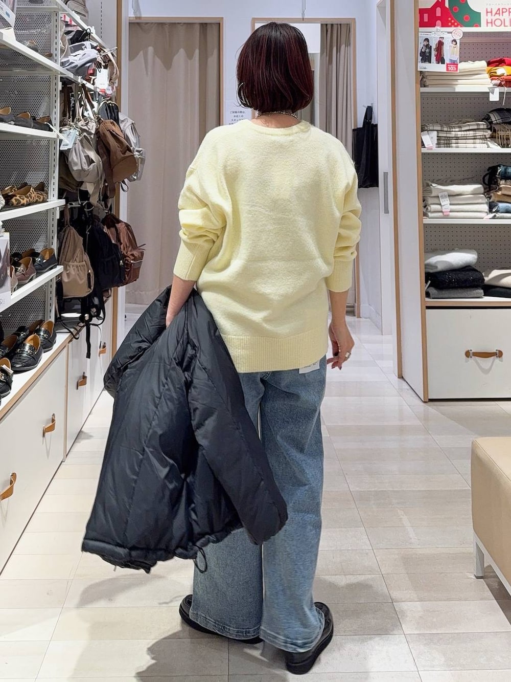 ブラック系のローファー、ブラック系のダウンジャケット/コート、シルバー系のハンドバッグを着用したレディースの冬コーディネートの7枚目の写真