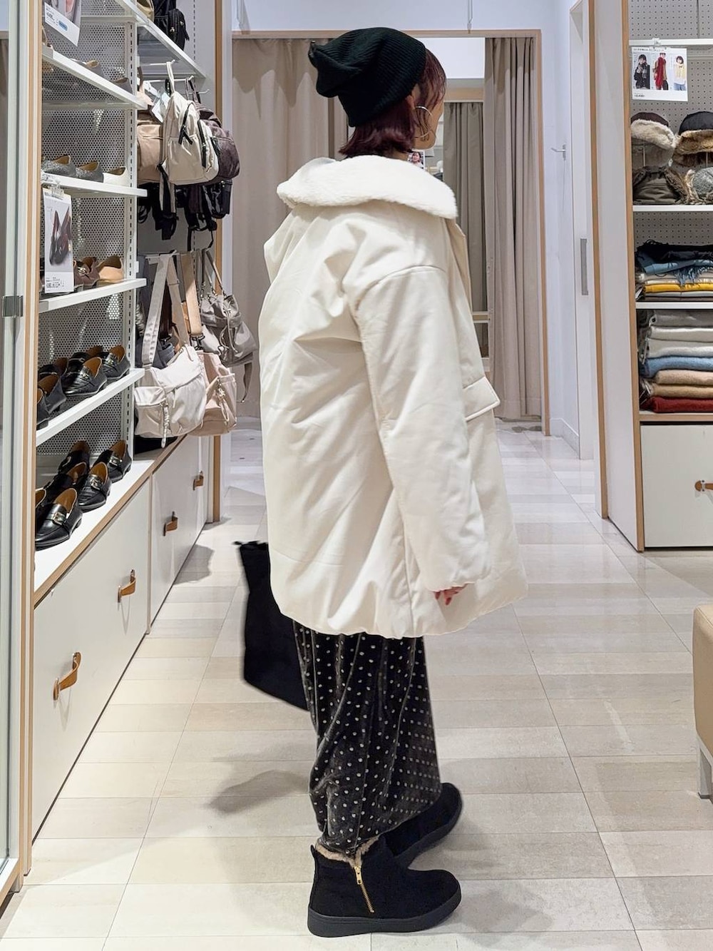 ホワイト系のTシャツ/カットソー、ブルー系のスウェット、ブラウン系のスカートを着用したレディースの秋コーディネートの5枚目の写真