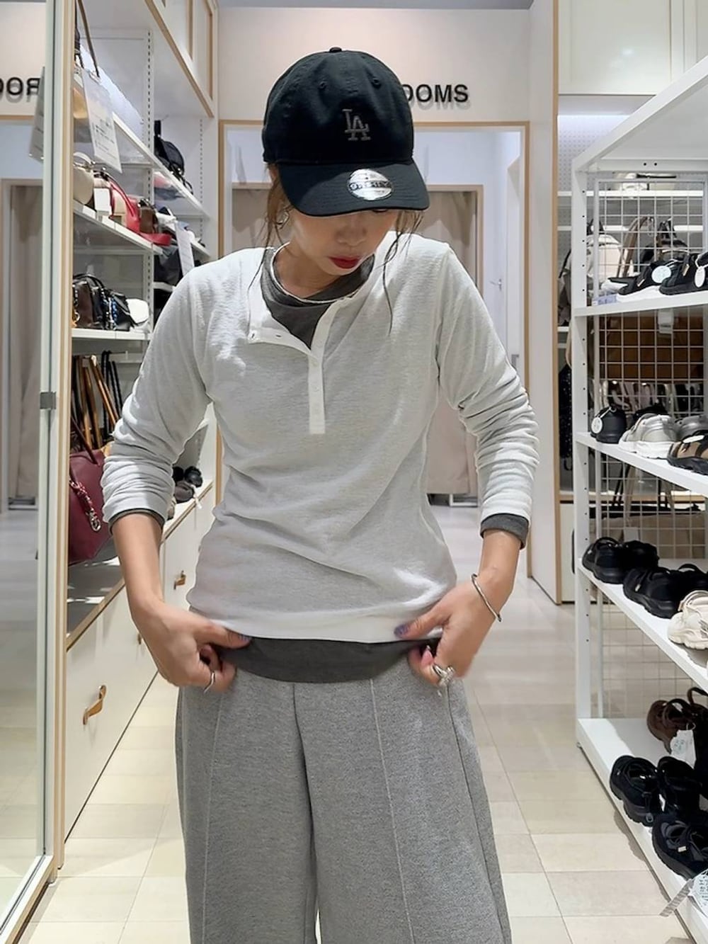 ホワイト系のTシャツ/カットソー、グレー系のTシャツ/カットソー、ブラック系のショルダーバッグを着用したレディースの秋コーディネートの2枚目の写真