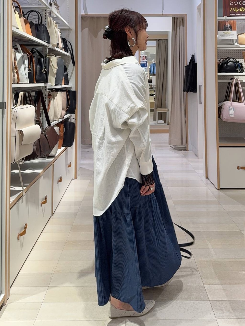 ブラック系のTシャツ/カットソー、ホワイト系のシャツ/ブラウス、シルバー系のパンプスを着用したレディースの春コーディネートの4枚目の写真