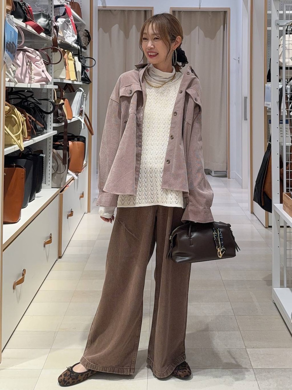 ブラウン系のサンダル、ベージュ系のその他パンツ、ブルー系のデニムパンツを着用したレディースの夏コーディネートの6枚目の写真