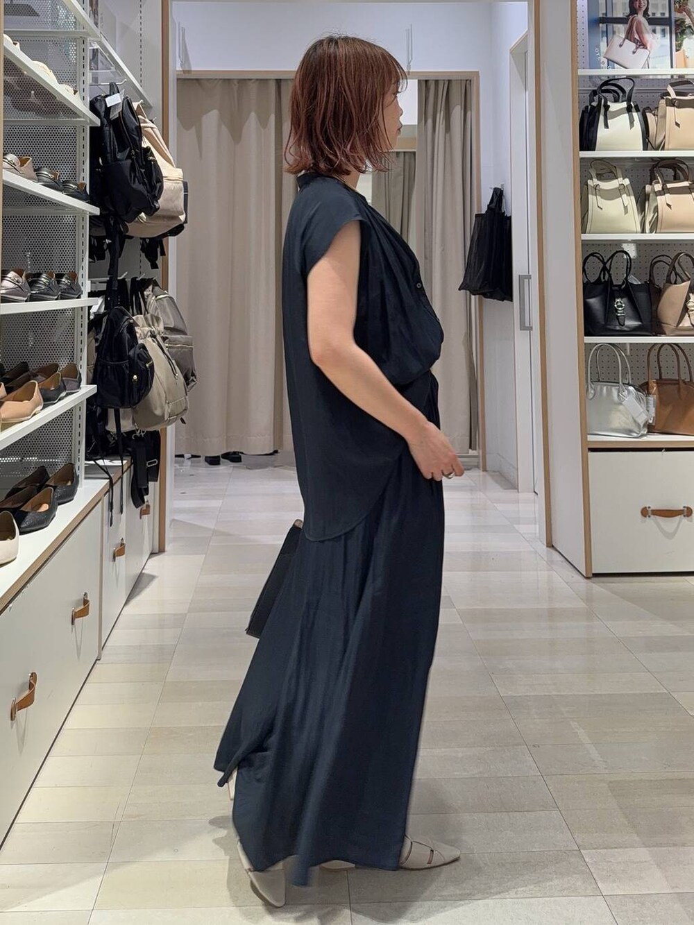 ベージュ系のパンプス、ホワイト系のショルダーバッグ、グレー系のその他パンツを着用したレディースの夏コーディネートの6枚目の写真