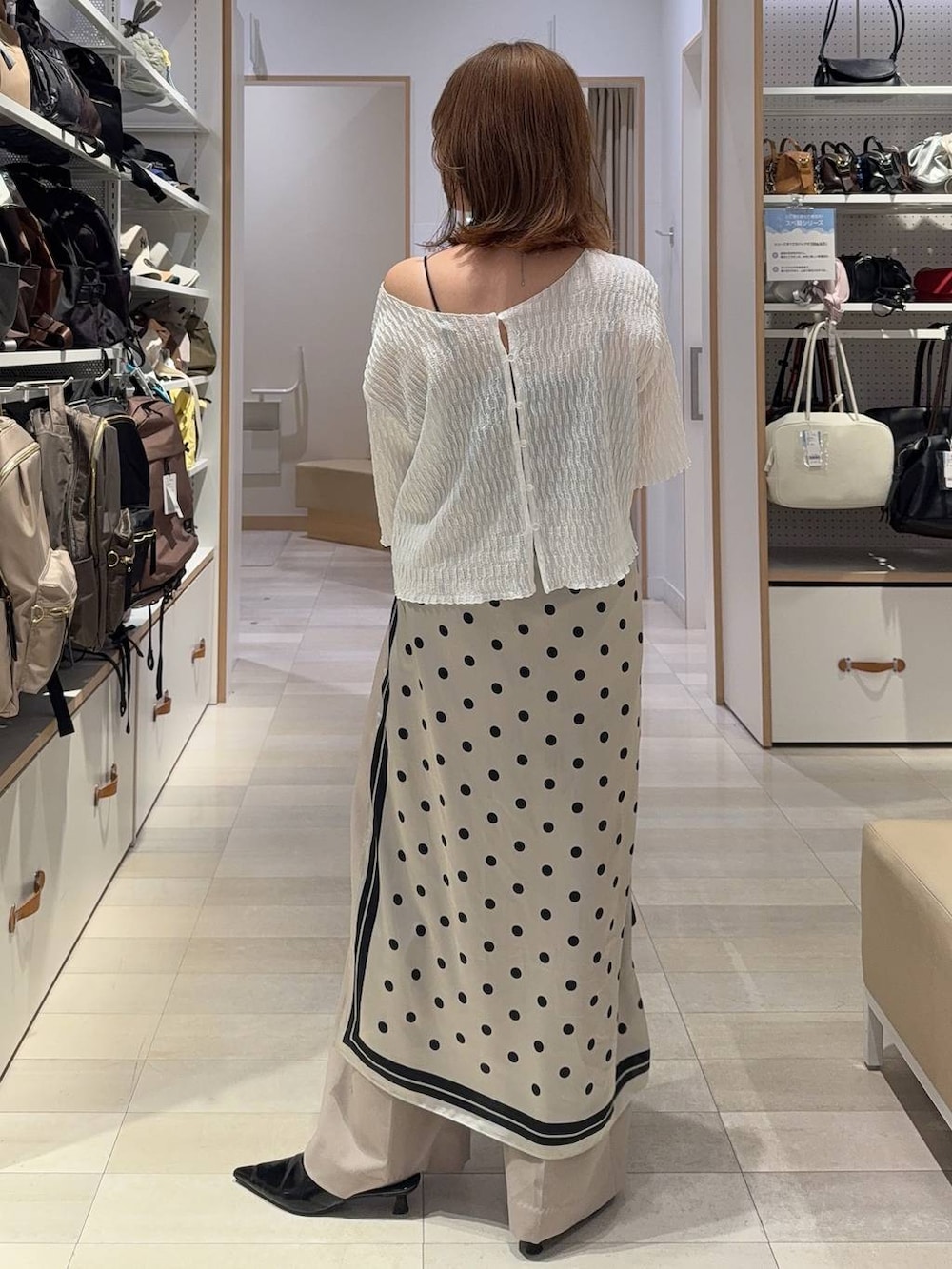 ベージュ系のその他パンツ、ブラウン系のキャミソール、ベージュ系のパーカーを着用したレディースの春コーディネートの9枚目の写真