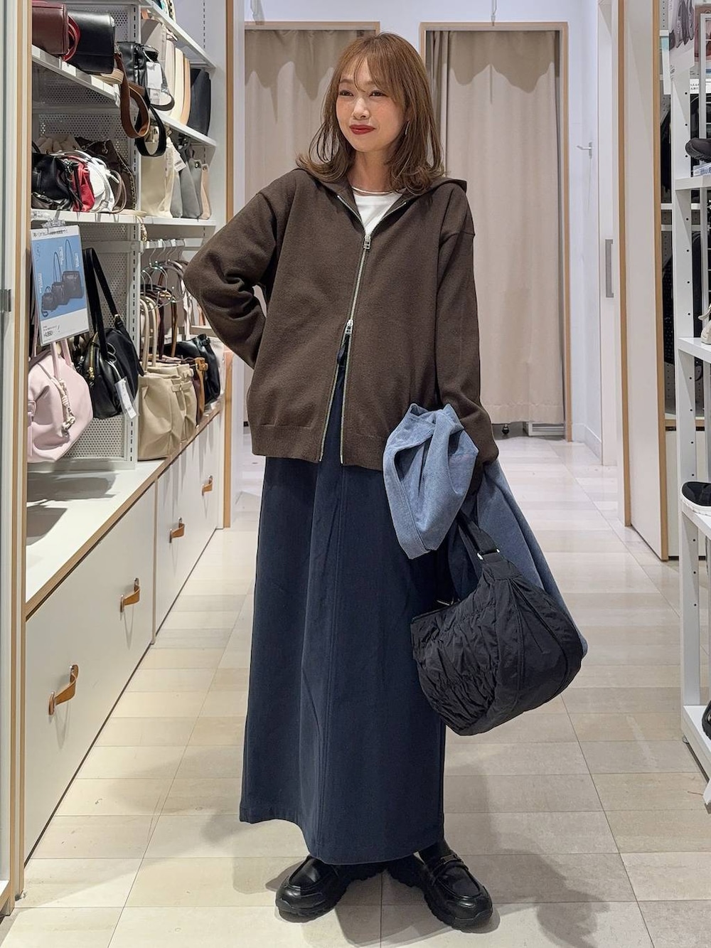 ホワイト系のTシャツ/カットソー、ブルー系のシャツ/ブラウス、ブルー系のスカートを着用したレディースの秋コーディネートの2枚目の写真