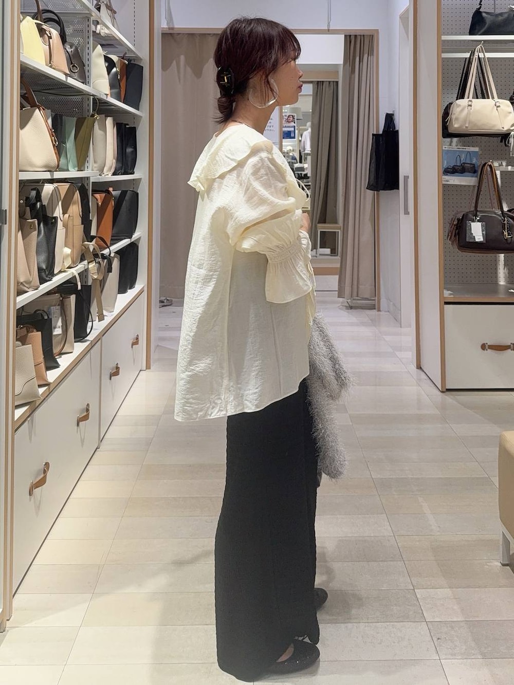 ブラック系のバレエシューズ、グレー系のカーディガン/ボレロ、シルバー系のネックレスを着用したレディースの春コーディネートの7枚目の写真