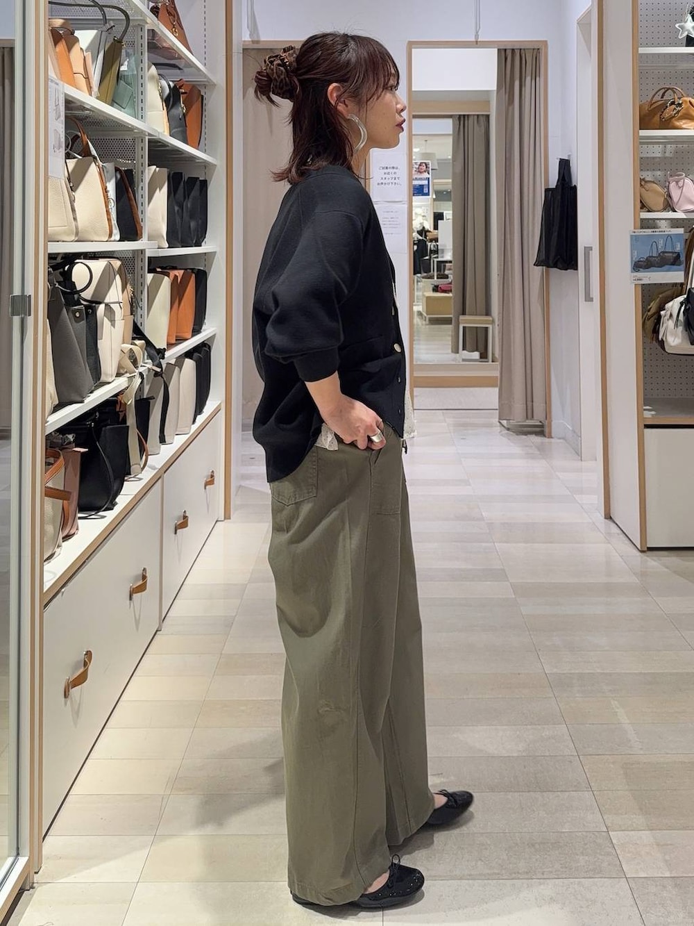 ブラック系のバレエシューズ、ブラック系のトートバッグ、ブラック系のカーディガン/ボレロを着用したレディースの春コーディネートの8枚目の写真