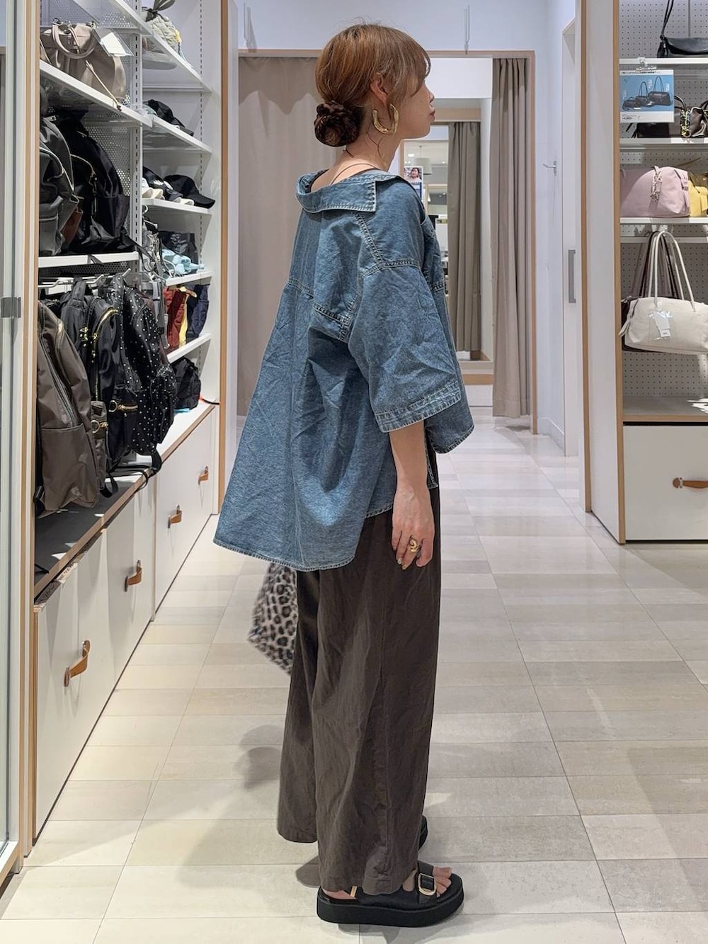 その他のトートバッグ、ブラウン系のその他パンツ、ブラウン系のタンクトップを着用したレディースの春コーディネートの7枚目の写真