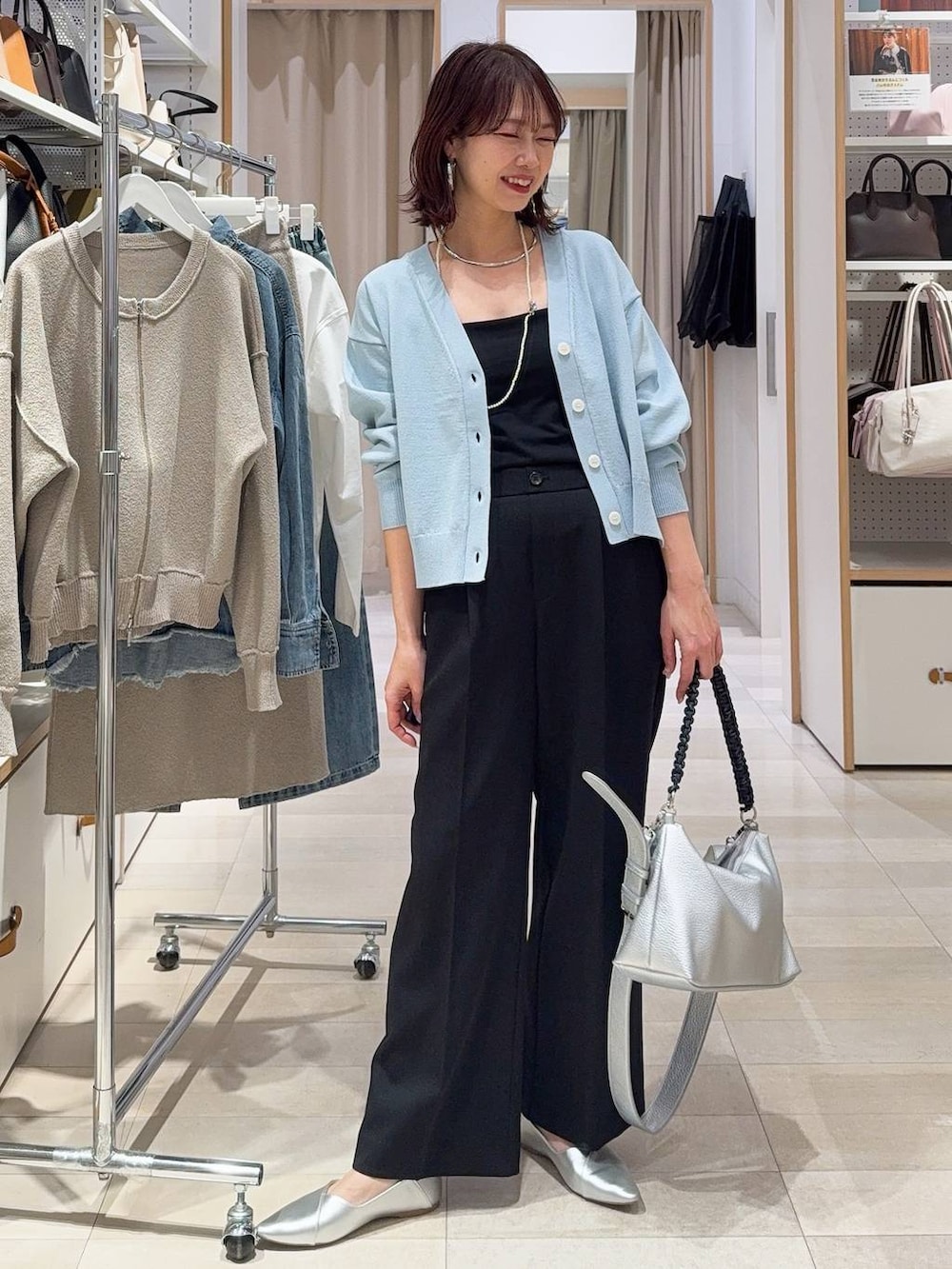 ブラック系のスニーカー、ブラック系のその他パンツ、ブルー系のシャツ/ブラウスを着用したレディースの春コーディネートの4枚目の写真