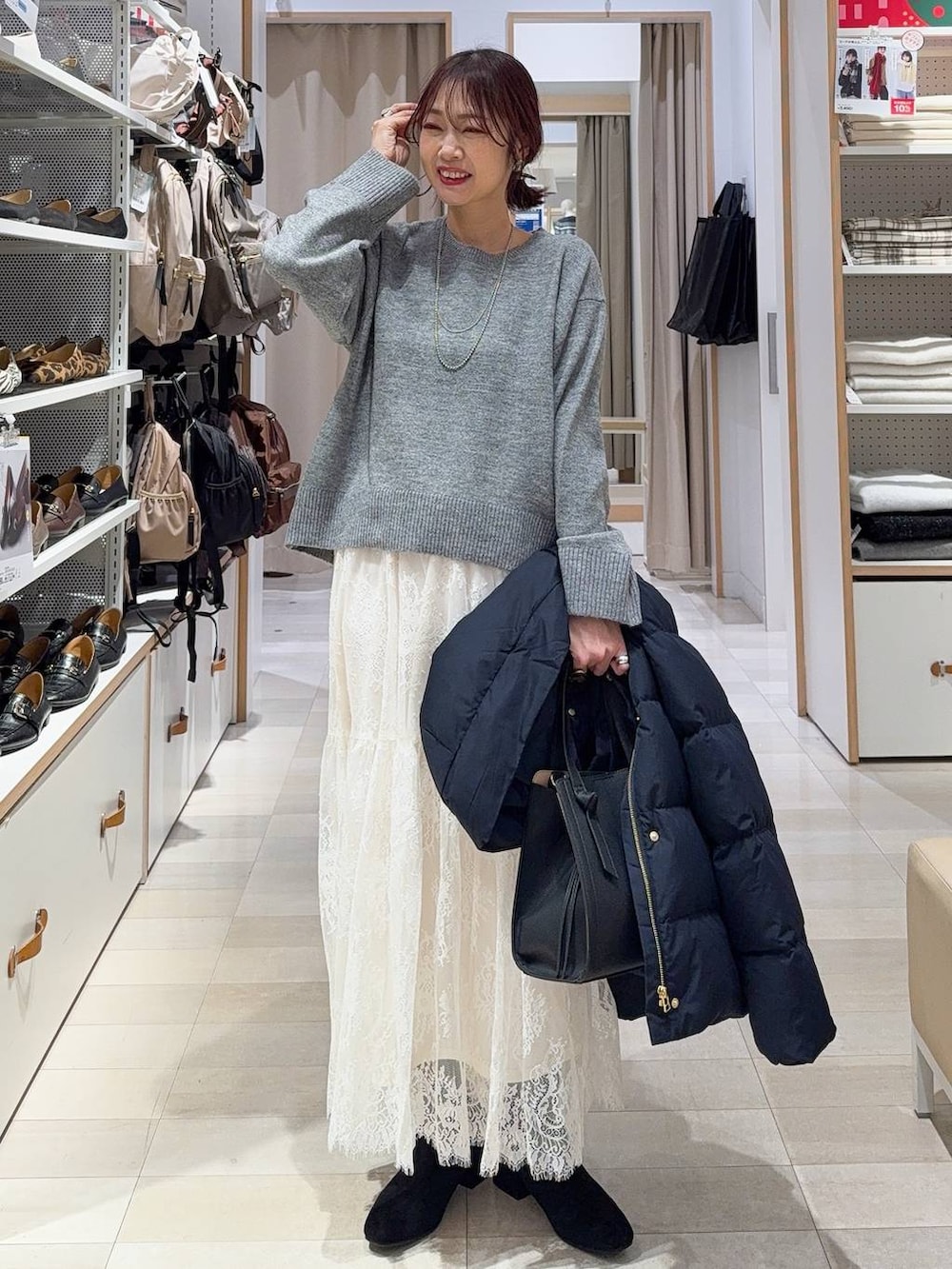 グレー系のワンピース、ベージュ系のテーラードジャケット、ゴールド系のネックレスを着用したレディースの冬コーディネートの3枚目の写真