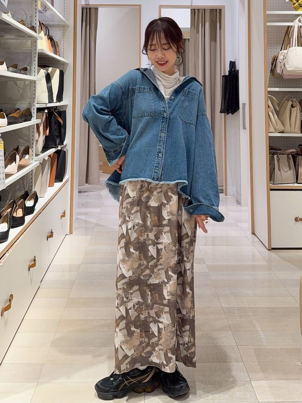 ブラウン系のニット/セーター、ホワイト系のTシャツ/カットソー、ブルー系のシャツ/ブラウスを着用したレディースの冬コーディネートの3枚目の写真