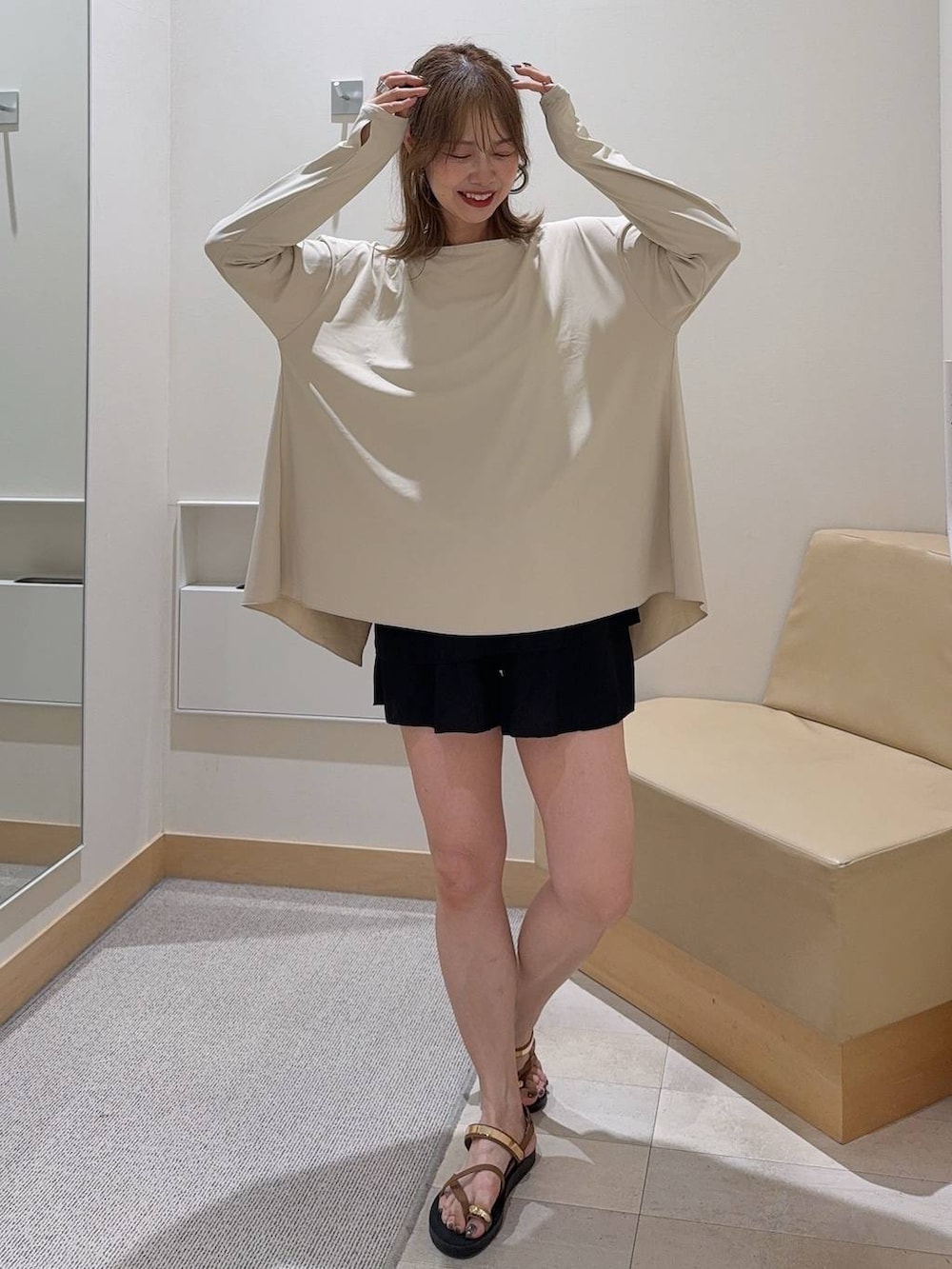 ブラウン系のサンダル、ブラック系のその他パンツ、シルバー系のネックレスを着用したレディースの夏コーディネートの2枚目の写真