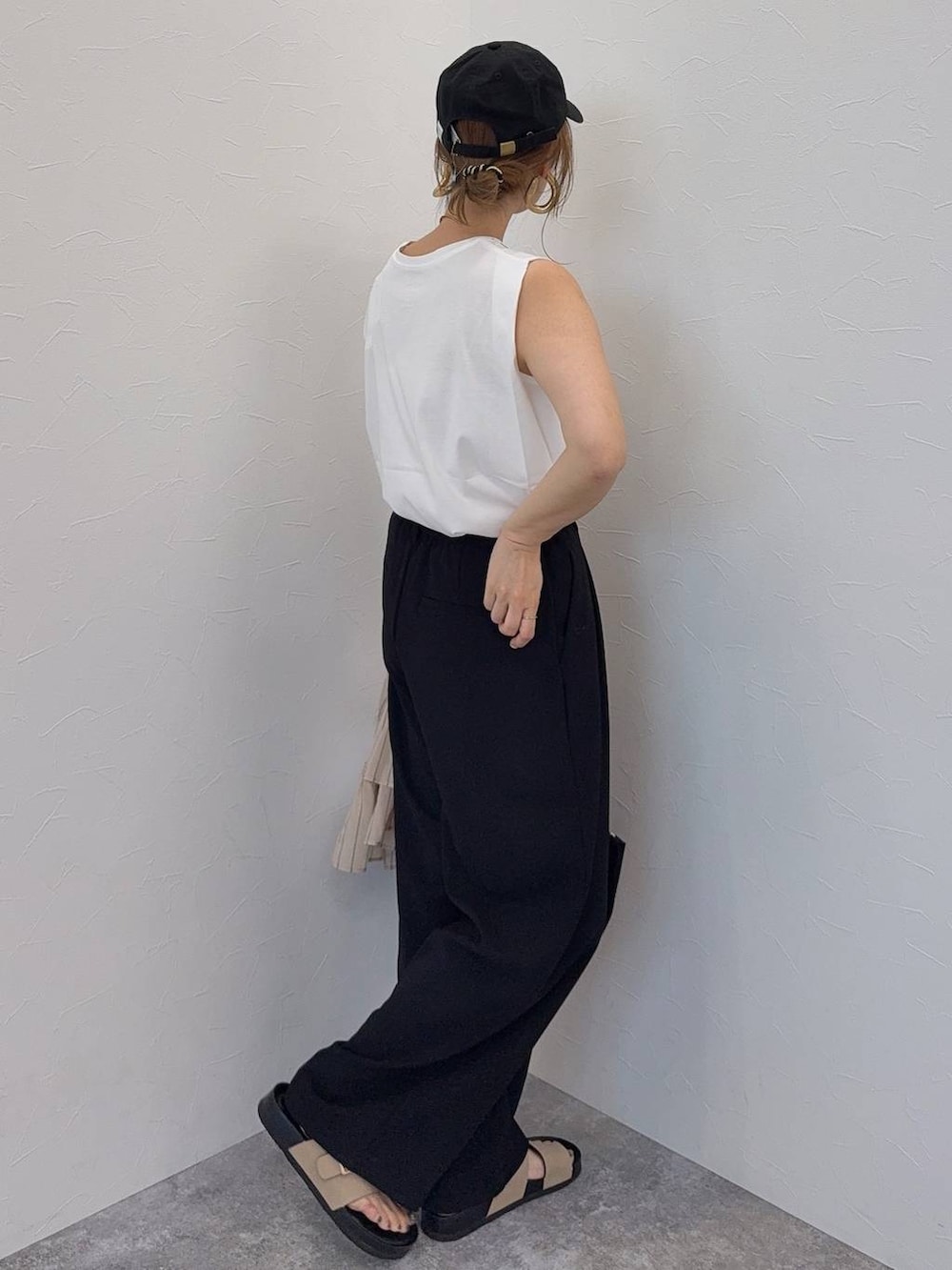 ブラック系のその他パンツ、ベージュ系のカーディガン/ボレロ、ブラック系のトートバッグを着用したレディースの夏コーディネートの6枚目の写真