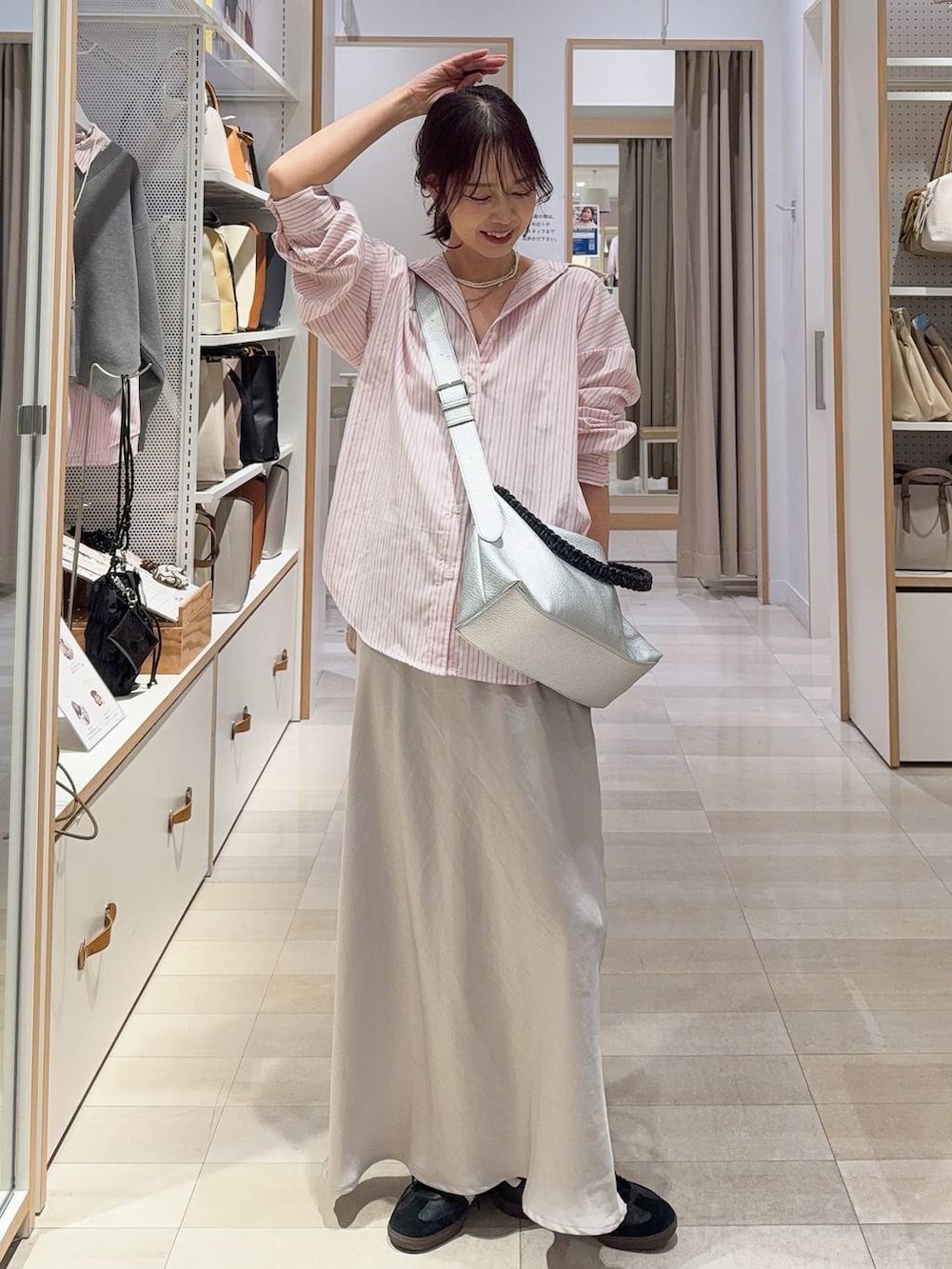 ブラック系のその他アウター、ピンク系のシャツ/ブラウス、グレー系のスカートを着用したレディースの冬コーディネートの4枚目の写真