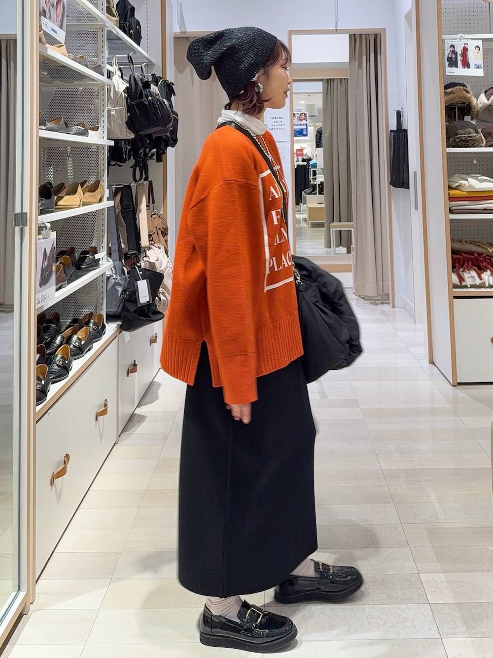 ブラック系のローファー、ブラック系のショルダーバッグ、ブラック系のダウンジャケット/コートを着用したレディースの冬コーディネートの8枚目の写真