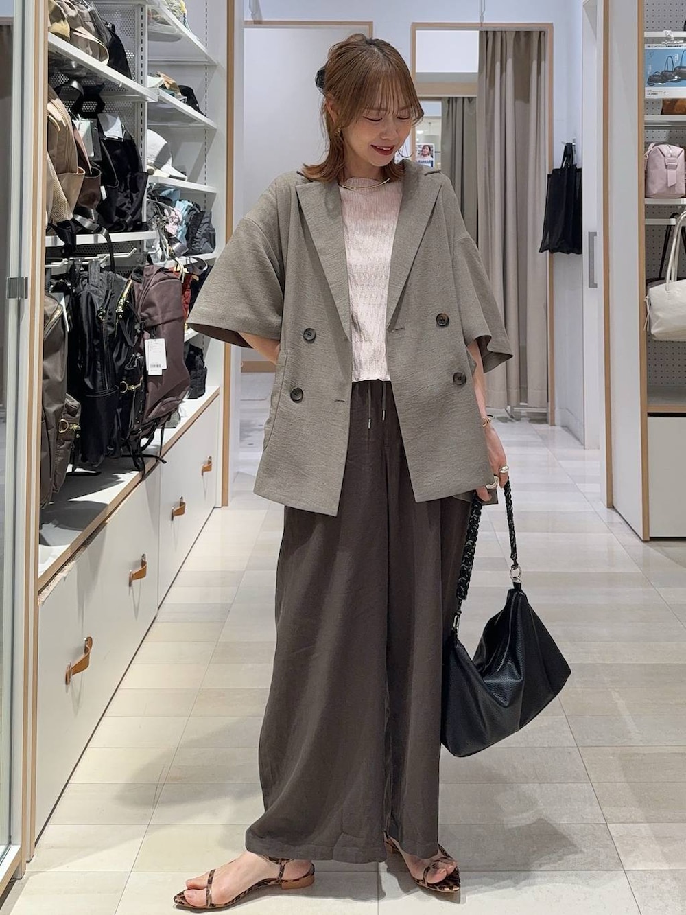その他のサンダル、ブラウン系のその他パンツ、ブラウン系のキャミソールを着用したレディースの春コーディネートの3枚目の写真