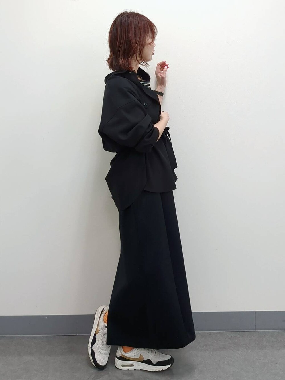 ホワイト系のショルダーバッグ、ブラック系のシャツ/ブラウス、ベージュ系のキャミソールを着用したレディースの春コーディネートの5枚目の写真