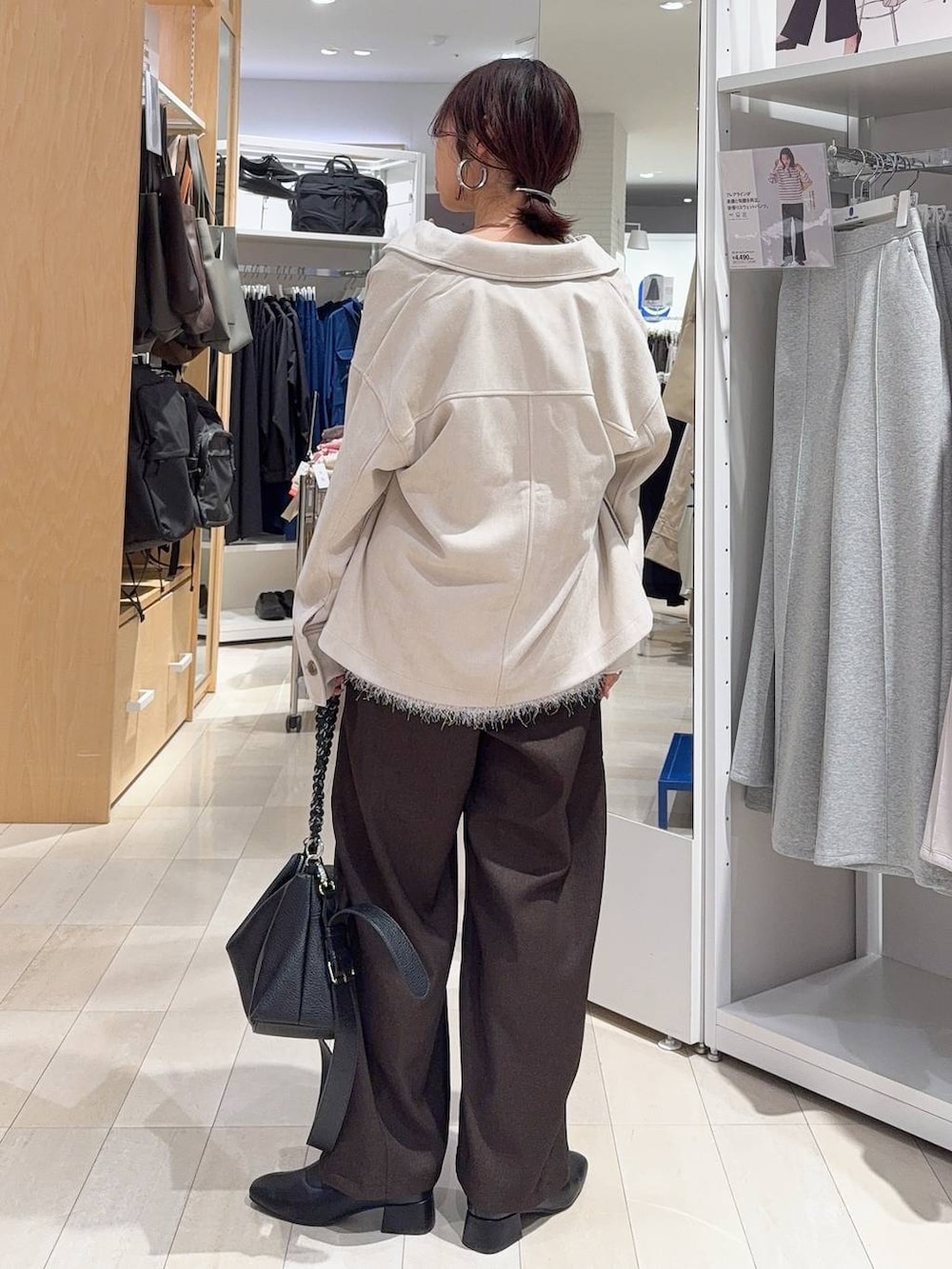 ブラック系のブーツ、ベージュ系のテーラードジャケット、ブラウン系のその他パンツを着用したレディースの冬コーディネートの5枚目の写真