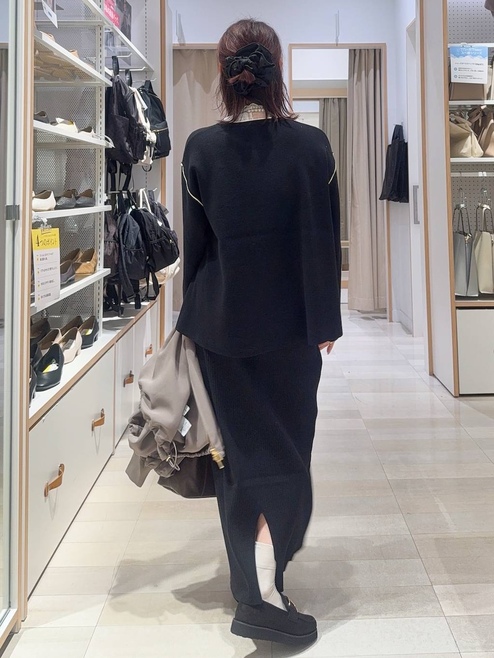 ブラック系のローファー、ブラック系のショルダーバッグ、ピンク系のシャツ/ブラウスを着用したレディースの秋コーディネートの7枚目の写真