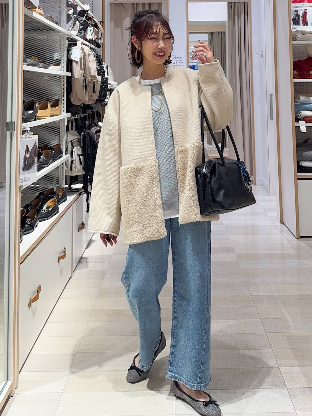 グレー系のバレエシューズ、ブラック系のボストンバッグ、ホワイト系のTシャツ/カットソーを着用したレディースの冬コーディネートの2枚目の写真