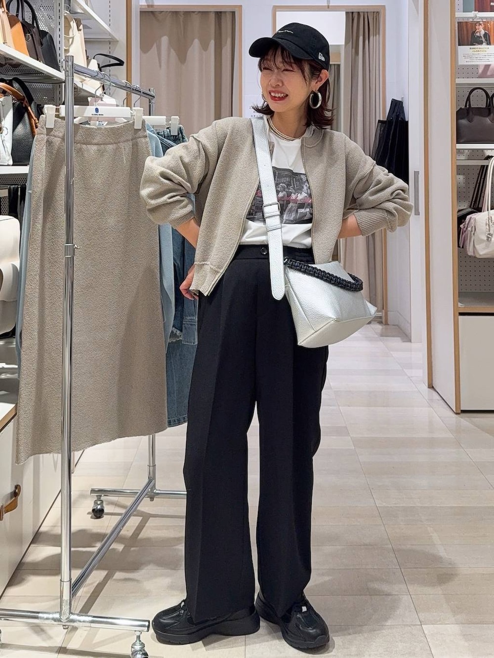 シルバー系のパンプス、ベージュ系のワンピース、ブルー系のシャツ/ブラウスを着用したレディースの春コーディネートの8枚目の写真