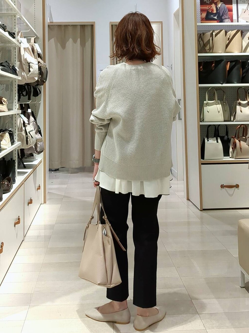 ベージュ系のパンプス、ブラック系のその他パンツ、グレー系のカーディガン/ボレロを着用したレディースの春コーディネートの5枚目の写真