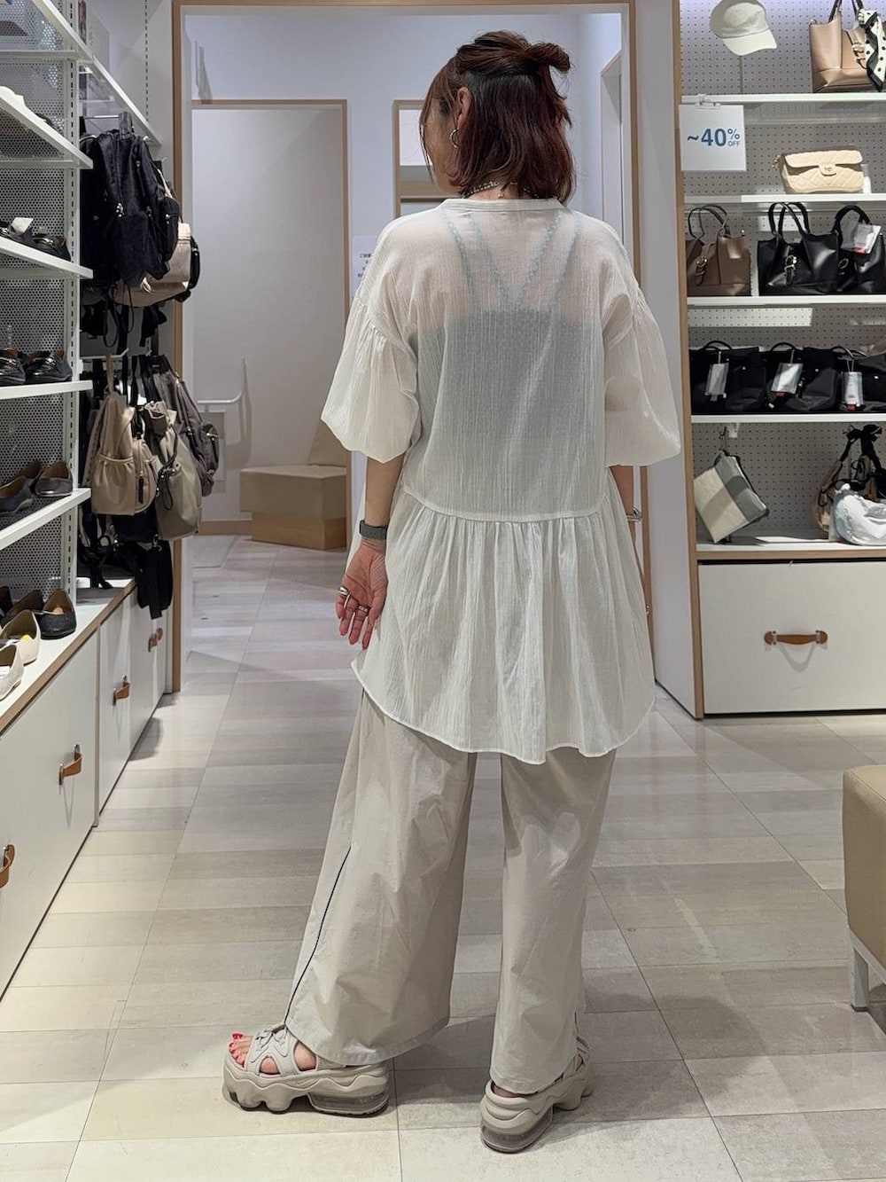 ブラック系のキャミソール、ホワイト系のシャツ/ブラウス、ベージュ系のその他パンツを着用したレディースの夏コーディネートの5枚目の写真