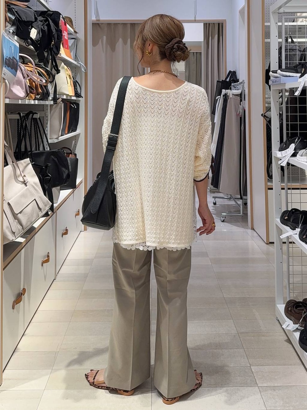 ブラウン系のボストンバッグ、ブラック系のその他パンツ、ベージュ系のその他パンツを着用したレディースの夏コーディネートの9枚目の写真