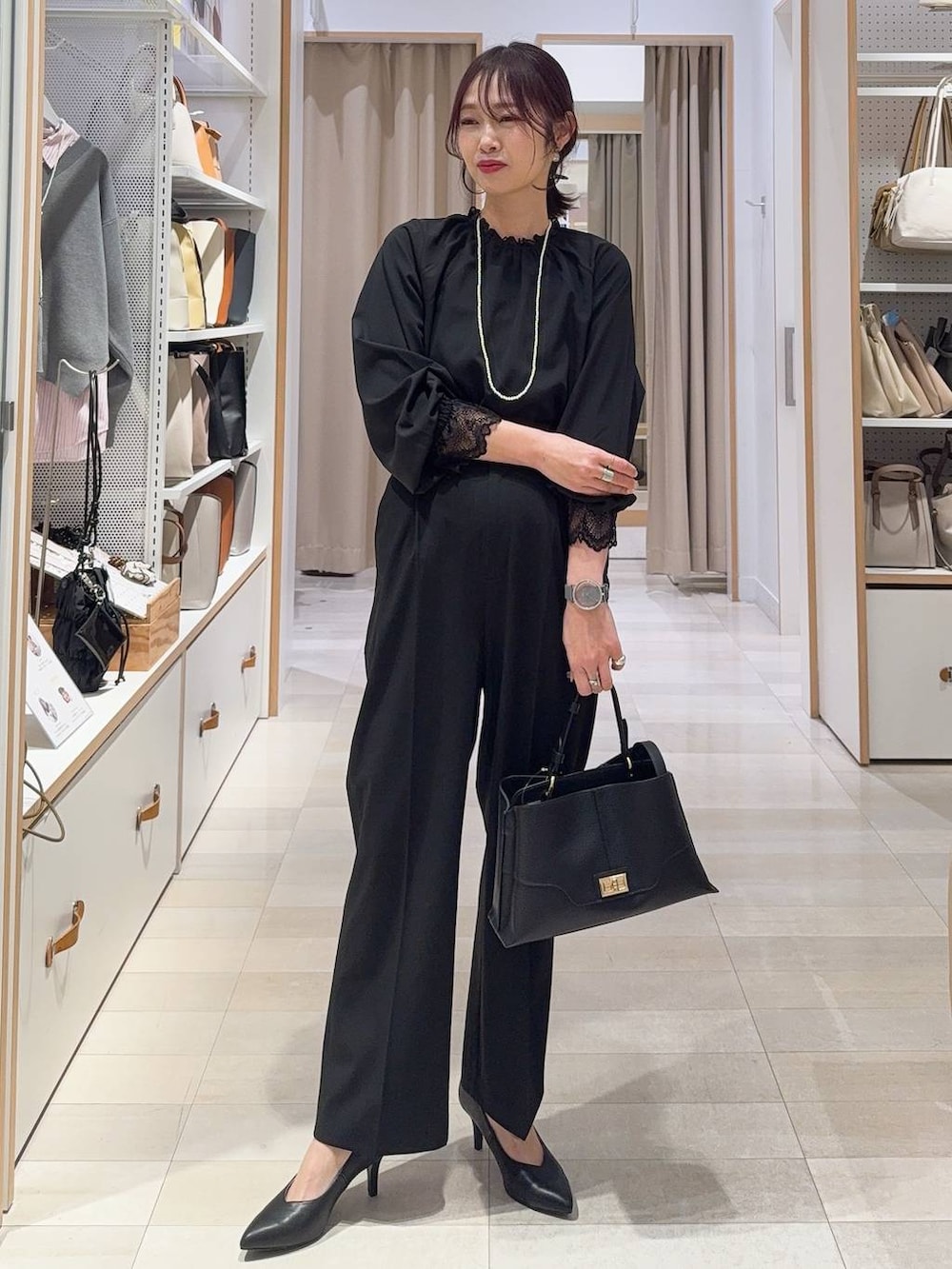 ブラック系のシャツ/ブラウス、ブラック系のスラックス、ブラック系のその他アウターを着用したレディースの冬コーディネートの2枚目の写真